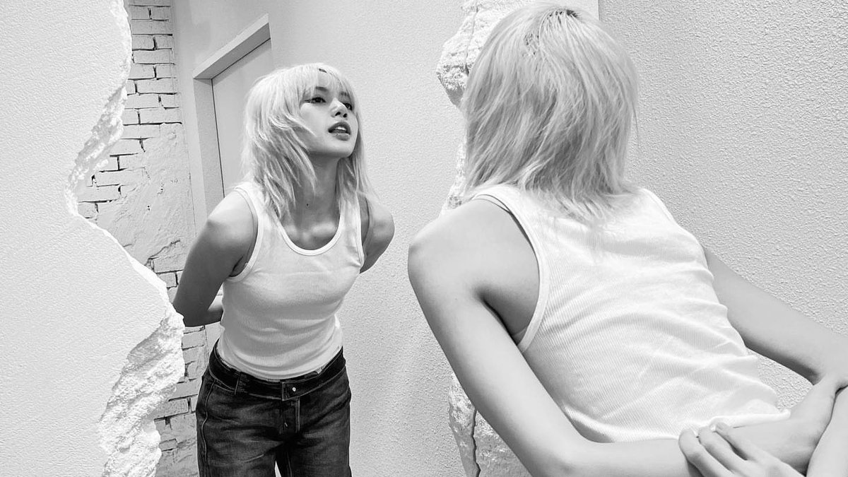 lvstaku's tweet photo. "i want a girlfriend" NO you just want lalisa manoban from blackpink https://t.co/nmfIrhOJRQ