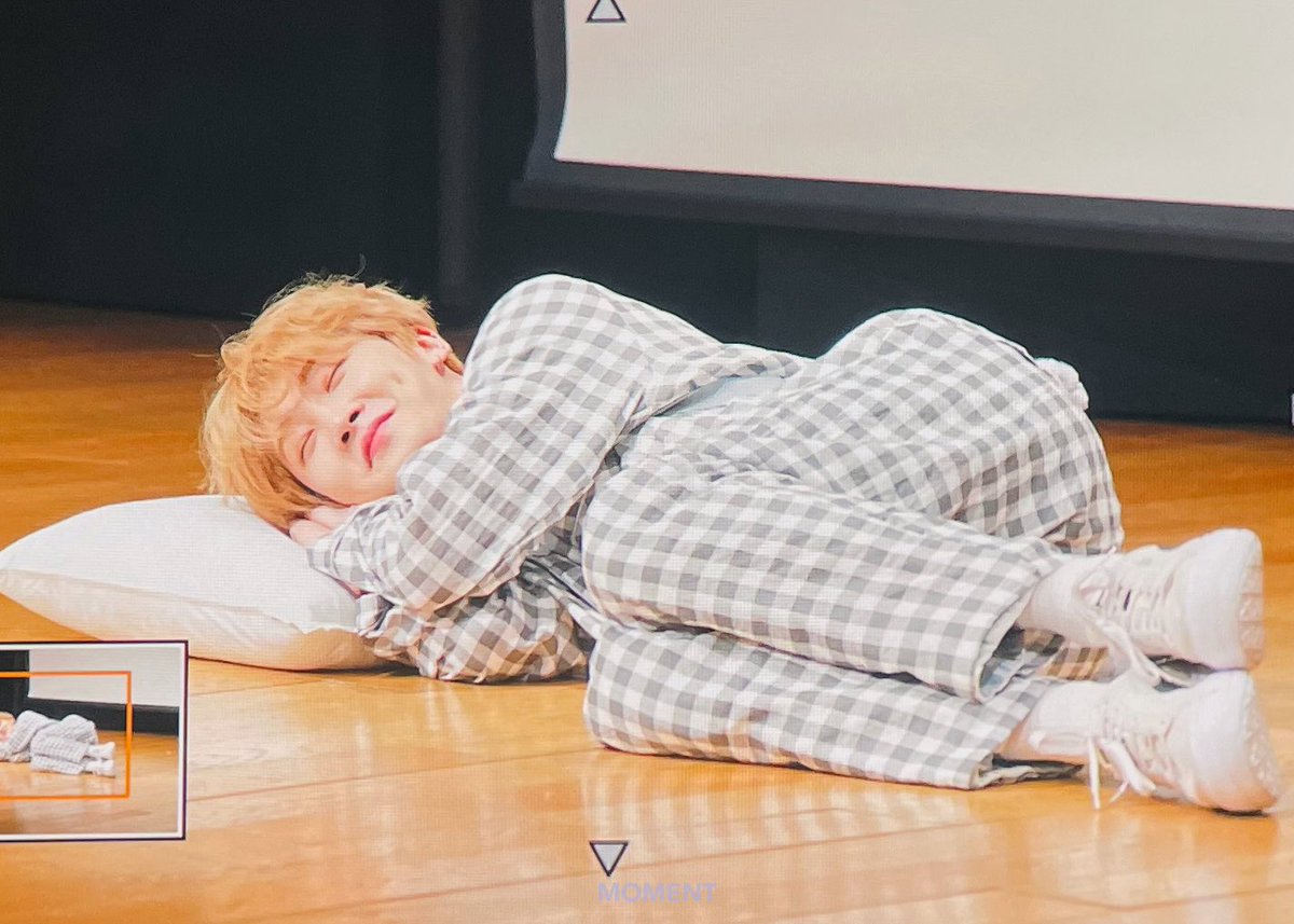 ???? HOYOUNG ???? HE'S THE CUTEST LOOK AT HIM :(