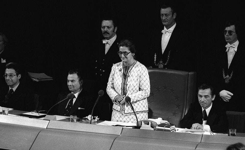 Il y a 43 ans jour pour jour, Simone Veil était la première femme élue présidente de Parlement Européen. Simone Veil était tout simplement une femme de paix dont chacun peut s’inspirer.