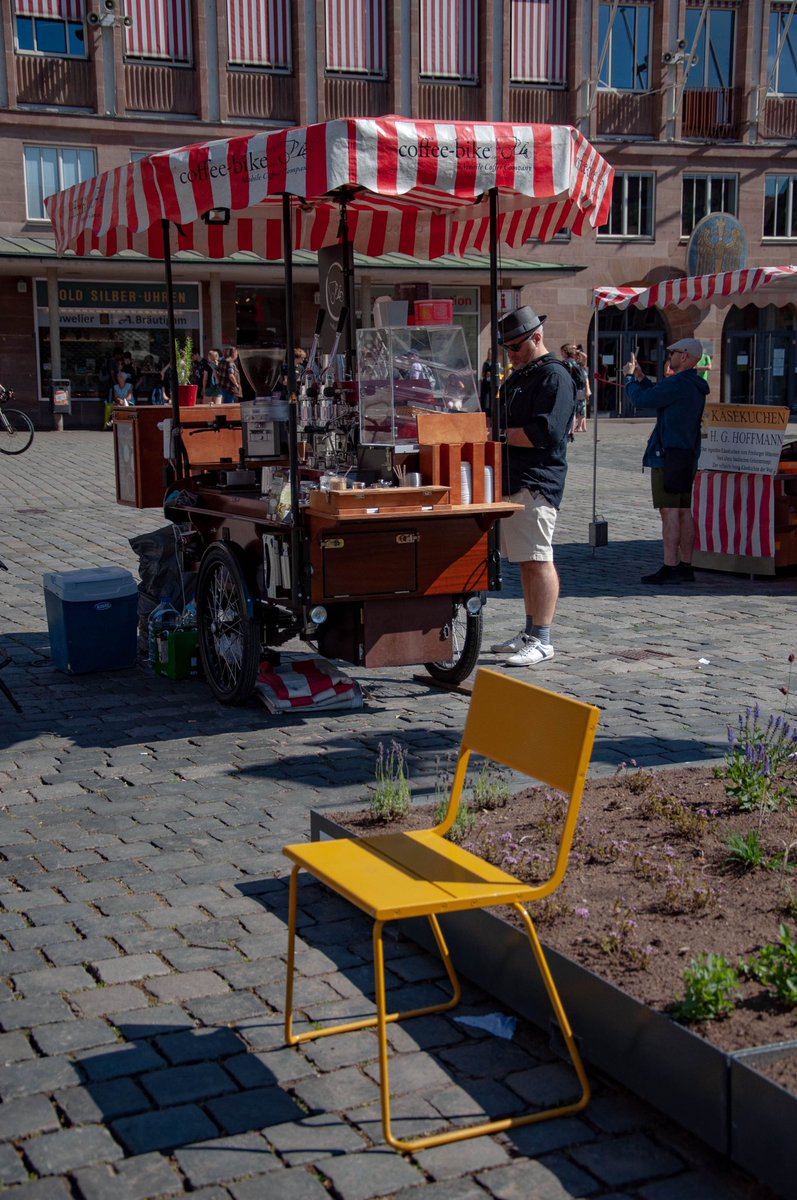 HajnalEdit's tweet photo. The yellow chair
#yellowchair #Nuremberg #photography #nikonphotography #streetphotography https://t.co/GJav9hbH4C