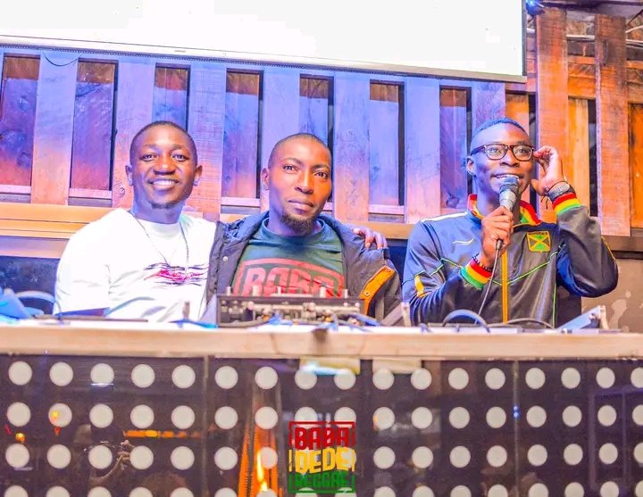 Mc_Smarter's tweet photo. "SATURDAY REGGAE FINESSE" ft. Emma The Chief Rocker &amp; Teargas The Entertainer. Party Did A Shell. 
⚡⚡💯🟥🟨🟩
#Shellingz
#RoughAndRugged
#TallAndBlackLoudAndProud https://t.co/8XTLlaCp19