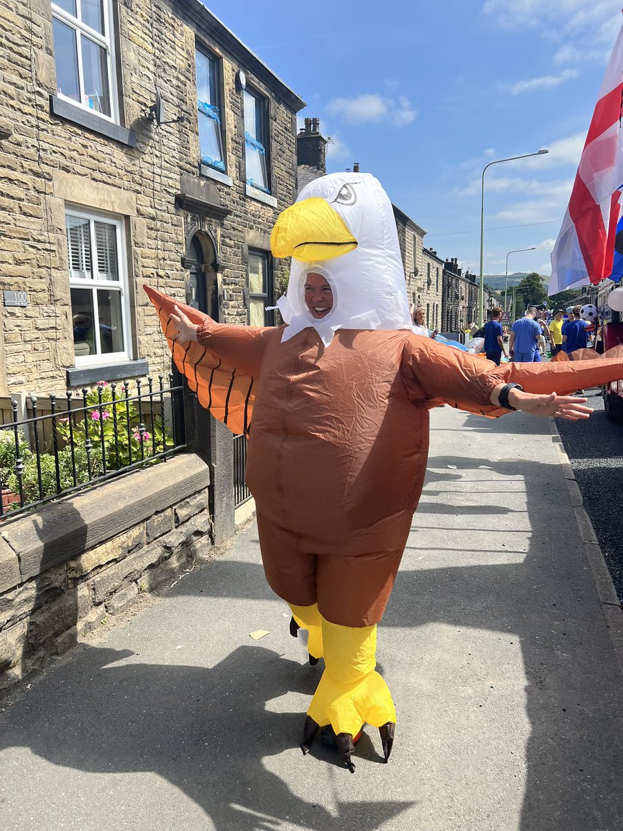 My last Carnival for <a href="/Adlingtonjfc1/">Adlingtonjfc_</a> yesterday! And went out with a bang when the float broke down and delayed everyone 🙃😂!  The kids did so well consider the heat ❤️🖤