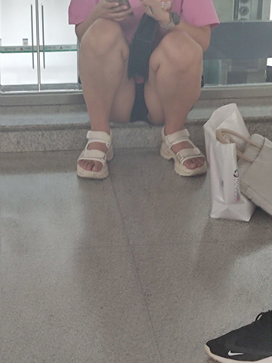 zhui_bi's tweet photo. 这女生也太不注意了 https://t.co/Akle4tOFnI