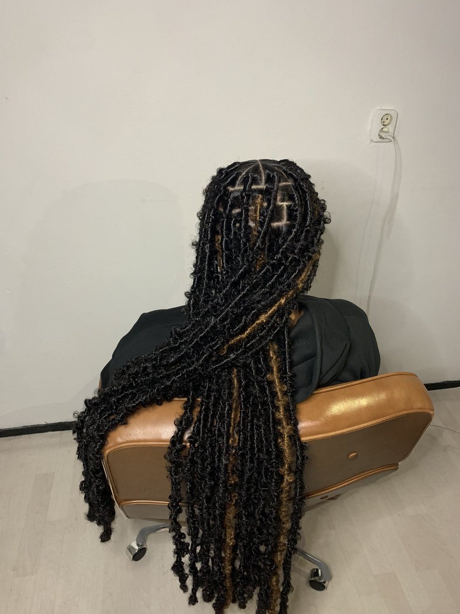 I’m the best locs hairdresser in the area ☺️🤷🏽‍♀️. 
📍The Netherlands 
📸 Belo.collection_
Retweet = ❣️