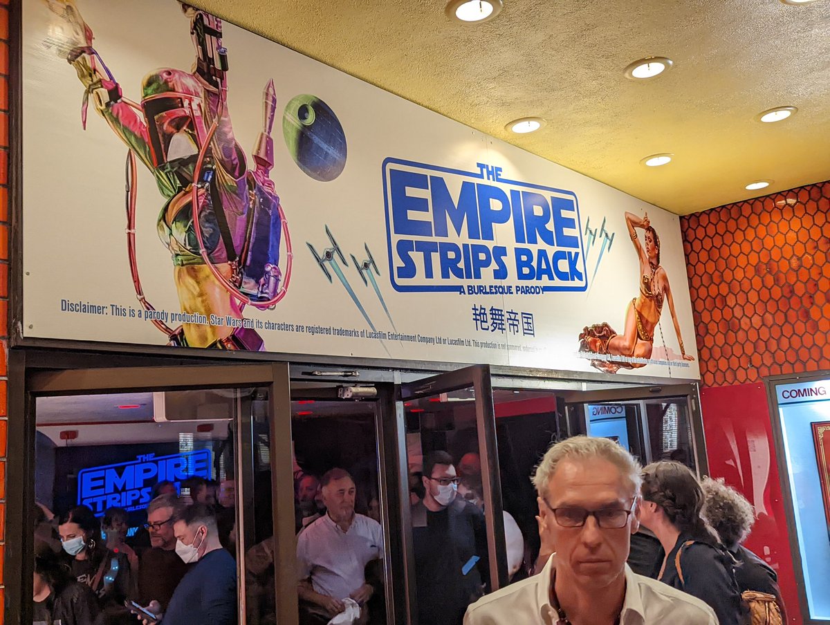 rebelsrebelspod's tweet image. Who has two thumbs and just saw Emperor Palpatine's dong? 

This guy 👍👍

@empirestrips