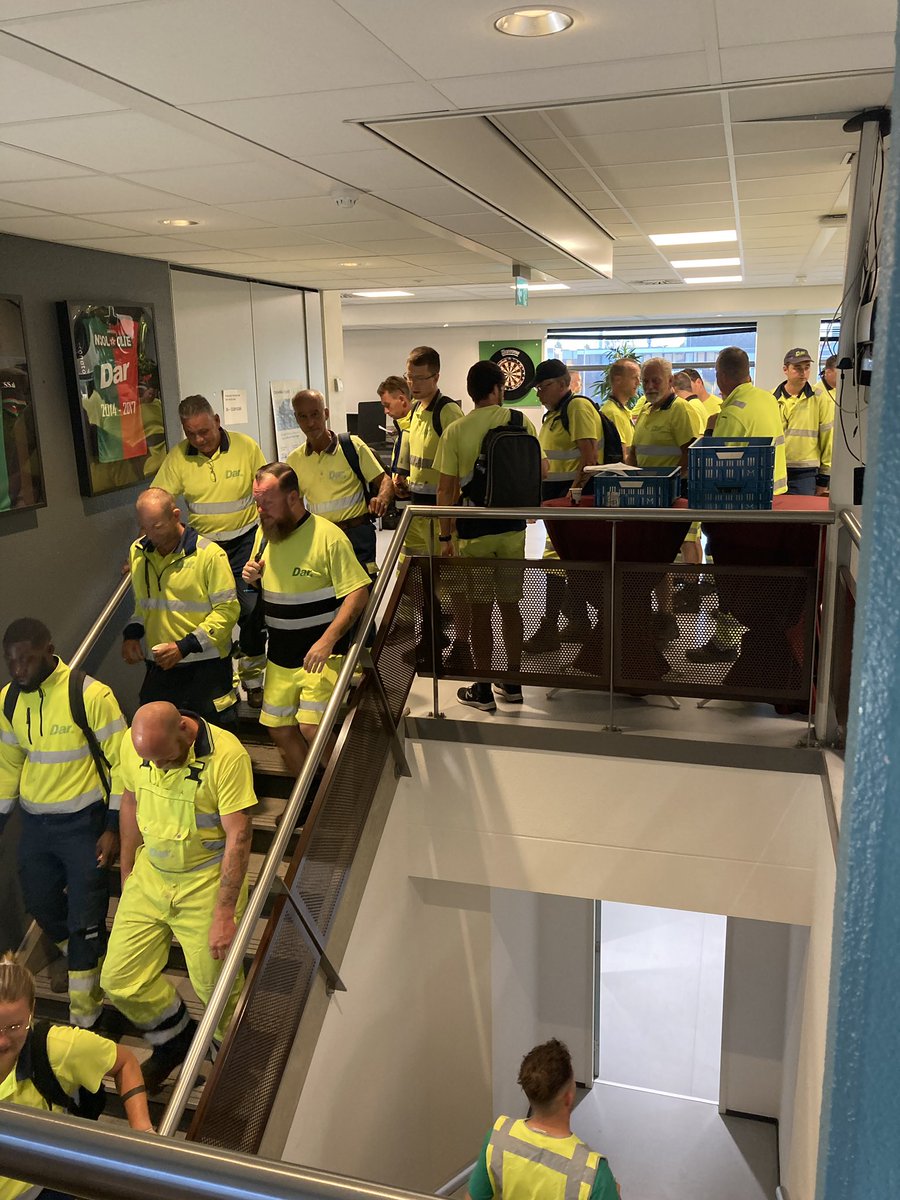 Na maanden voorbereiding kunnen we aan de slag! Vanochtend vroeg de kick off voor de reiniging van de stad na de start van @vierdaagsefeest gisteren. Zin in! <a href="/Dar_nv/">Dar nv</a>