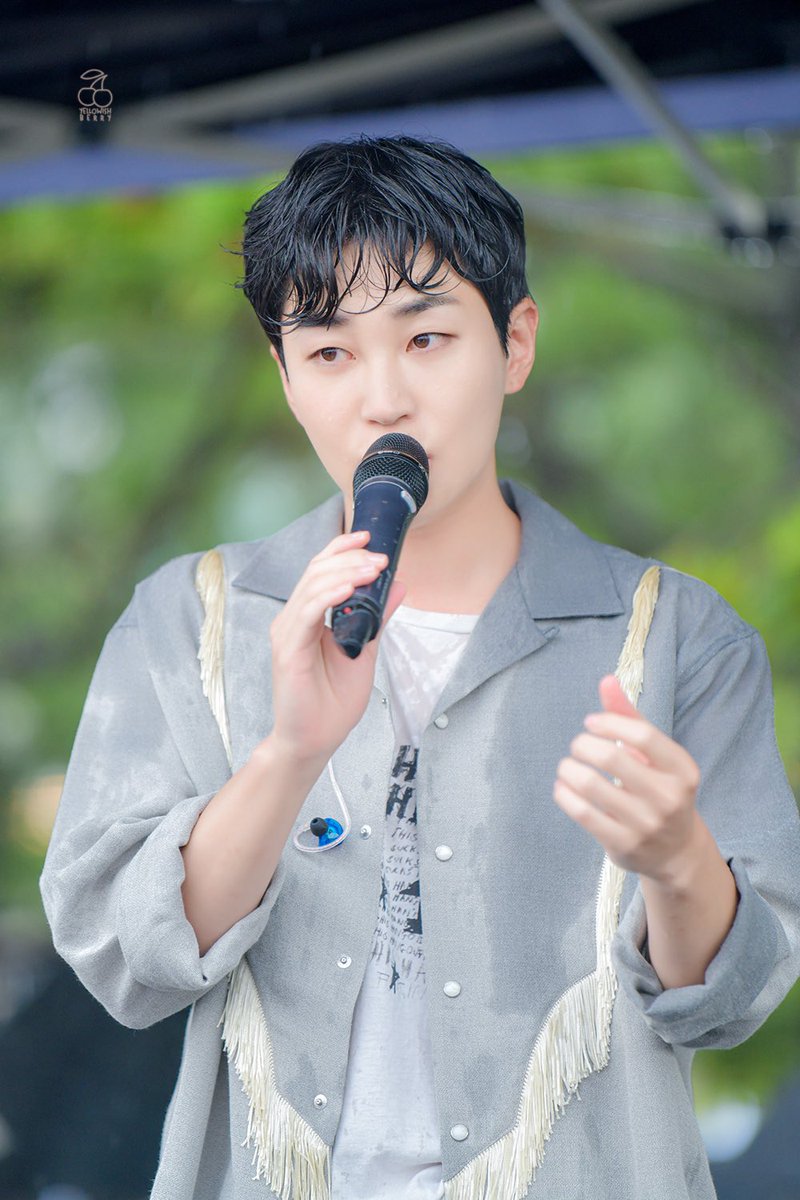 yellowish_berry's tweet photo. 220716 삼척
열창하는 왕자님🫅
#딘딘 #dindin https://t.co/DMNLP4tMtc