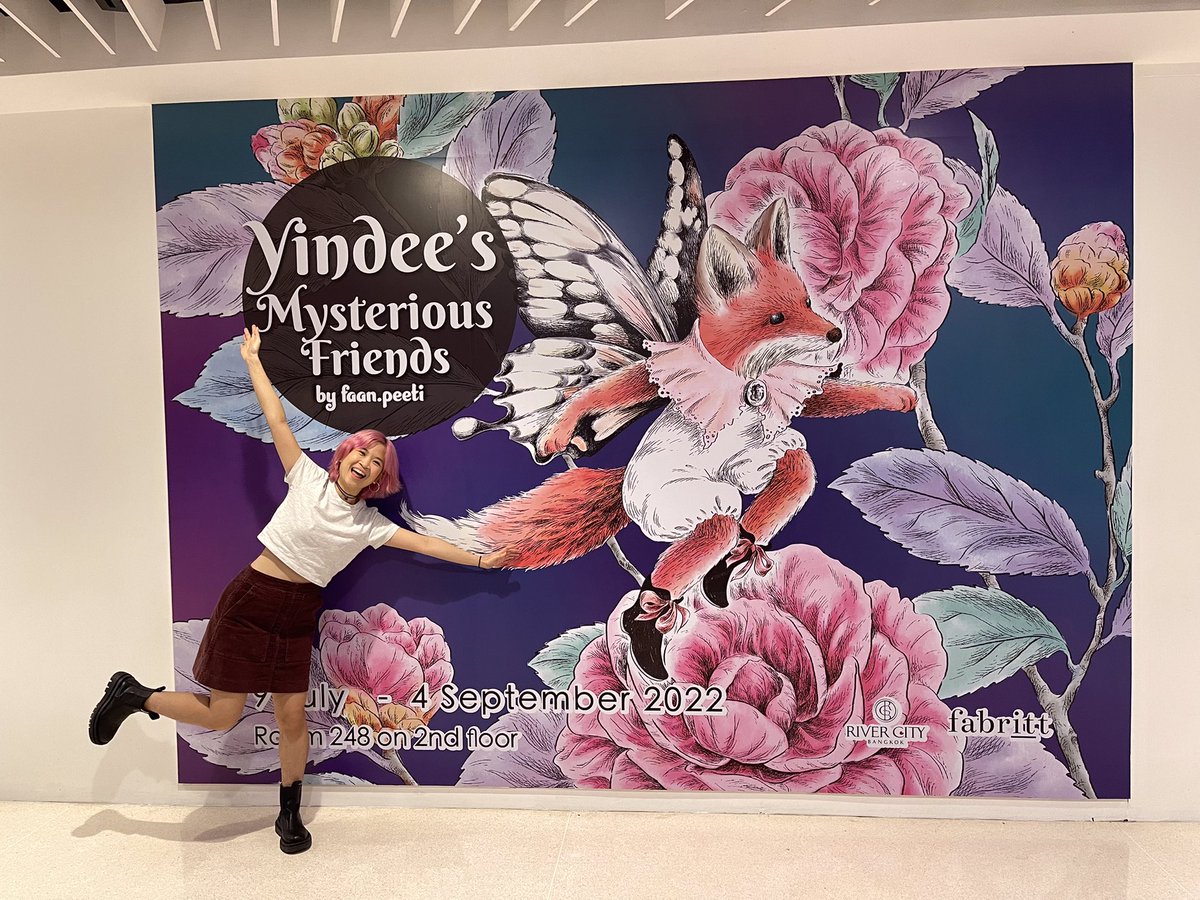 When Sophia, the tiny fox become the giant fox! 
🦊🌷
There is a huge poster of Yindee’s Mysterious Friends on the opposite side of the exhibition. So you guys can see the location of the exhibition from afar! 
.
#faanpeeti #yindeemysteriousfriends #soloexhibition #exhibition2022
