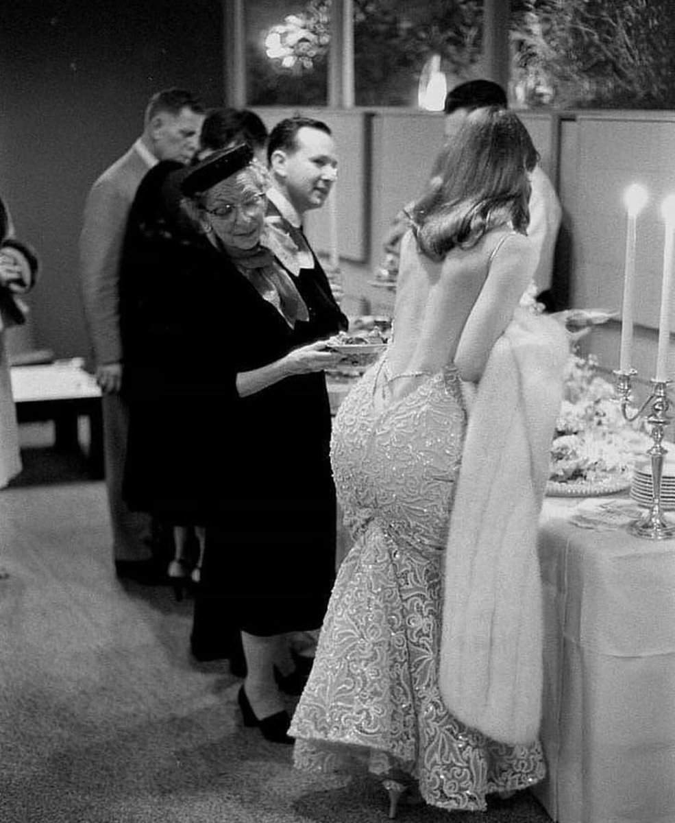 historydefined's tweet photo. Vikki Dougan,LIFE Magazine, 1957. Photo by Ralph Crane https://t.co/4G4ddP3lGx