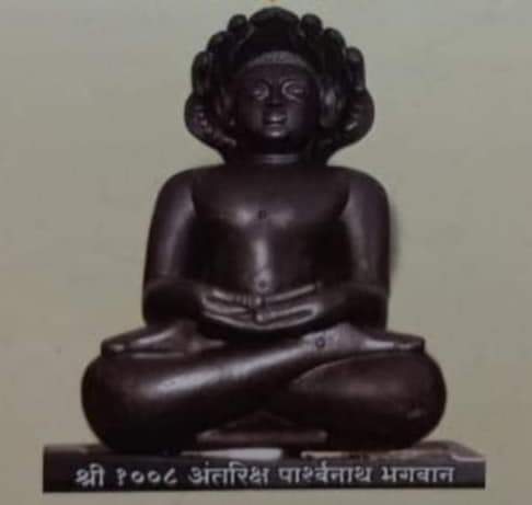 Am_du1's tweet photo. 🏳️‍🌈🏳️‍🌈 अंतरिक्ष पाश्र्वनाथ में आचार्य भवन के पैर पड़ते ही🚩🚩
🏳️‍🌈🏳️‍🌈शुरू हुए चमत्कार पार्श्वनाथ 🚩🚩
40 साल बाद खुले जैन मंदिर, शिरपुर (महाराष्ट्र) में अज्ञात तलघर से अतिशय कारी प्राचीन जैन प्रतिमाएं व स्तूप प्राप्त होने से समस्त जैन समाज में हर्ष....
#Thared https://t.co/swpWXGTzkw