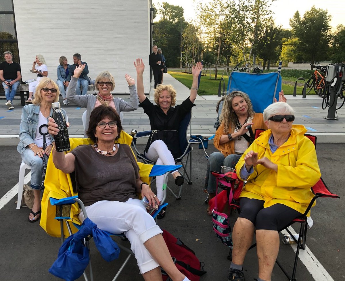 debgoss60's tweet photo. Fun event @itsmylakeview Village Discovery Centre. Some great music from Tom Barlow & the awesome @SuzieMcNeil with beverages from @StonehookerBeer plus yummy food from #ChefCal
Weekly event, see details for tickets https://t.co/zfXZvojzi1 https://t.co/WCjXKZLtaN