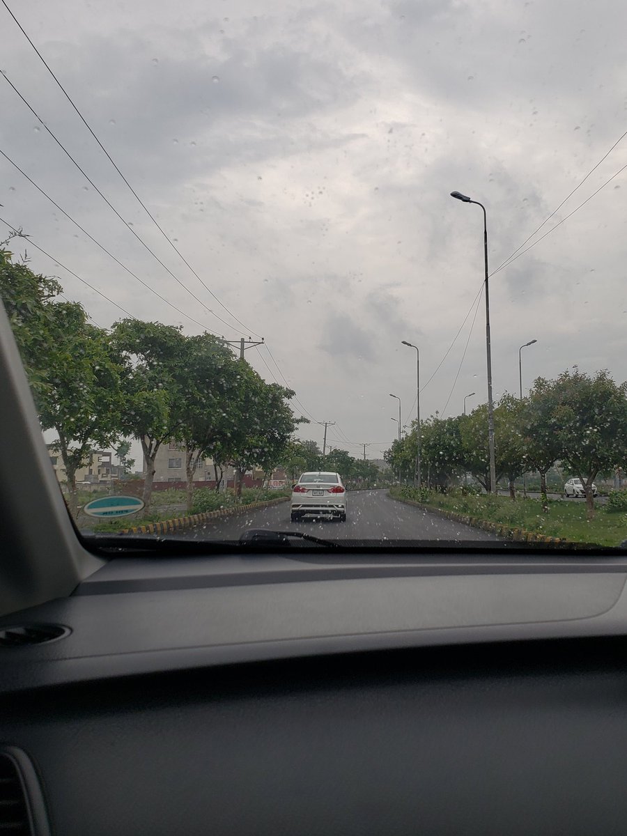 Hibafatima08's tweet photo. @Naveeraaa Just a rainy Lahore https://t.co/eCUvrX0xdS