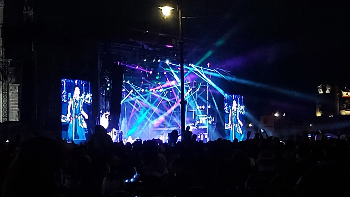 Adlahe's tweet photo. Rock 🤟#Lamaldita #zocalo https://t.co/n4ZSt7l5Xo