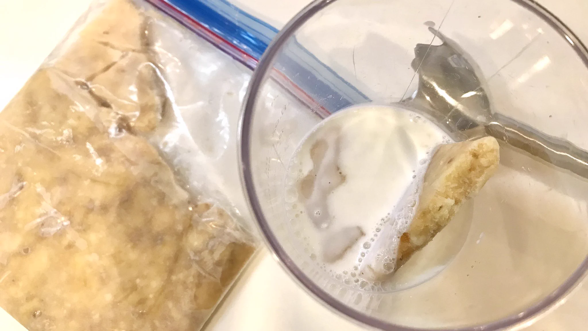 ナイスアイデア！夏は熟したバナナを凍らせて食べよう！