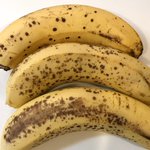 ナイスアイデア!夏は熟したバナナを凍らせて食べよう!
