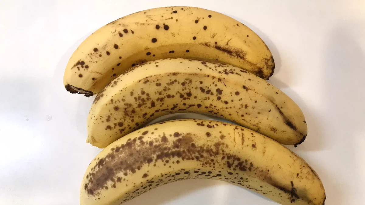 ナイスアイデア！夏は熟したバナナを凍らせて食べよう！