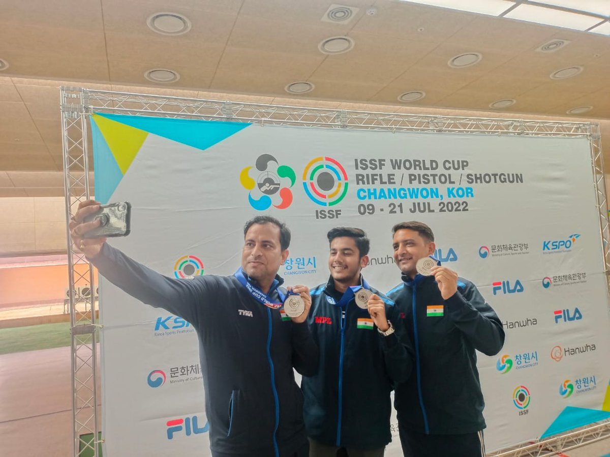 Media_SAI's tweet photo. ANOTHER 🥈for 🇮🇳 AT @ISSF_Shooting WORLD CUP 🇰🇷

#AishwaryPratapSinghTomar , #Sanjeev, #ChainSingh in 50m Rifle 3P Team ♂️ were in touching distance from Gold but good fightback by 🇨🇿 team (12-16 in GMM)

Good effort team🇮🇳 https://t.co/j5pt8RNTGW