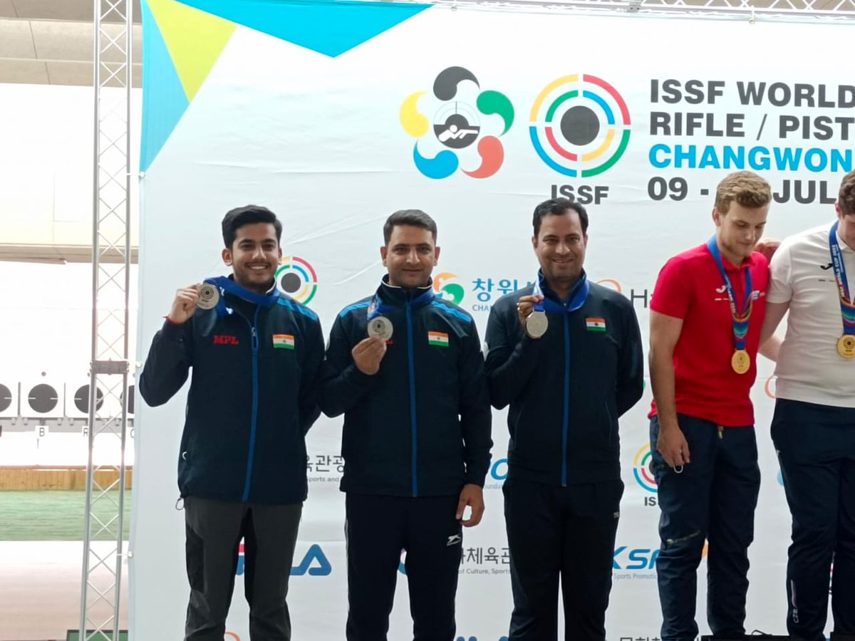 Media_SAI's tweet photo. ANOTHER 🥈for 🇮🇳 AT @ISSF_Shooting WORLD CUP 🇰🇷

#AishwaryPratapSinghTomar , #Sanjeev, #ChainSingh in 50m Rifle 3P Team ♂️ were in touching distance from Gold but good fightback by 🇨🇿 team (12-16 in GMM)

Good effort team🇮🇳 https://t.co/j5pt8RNTGW