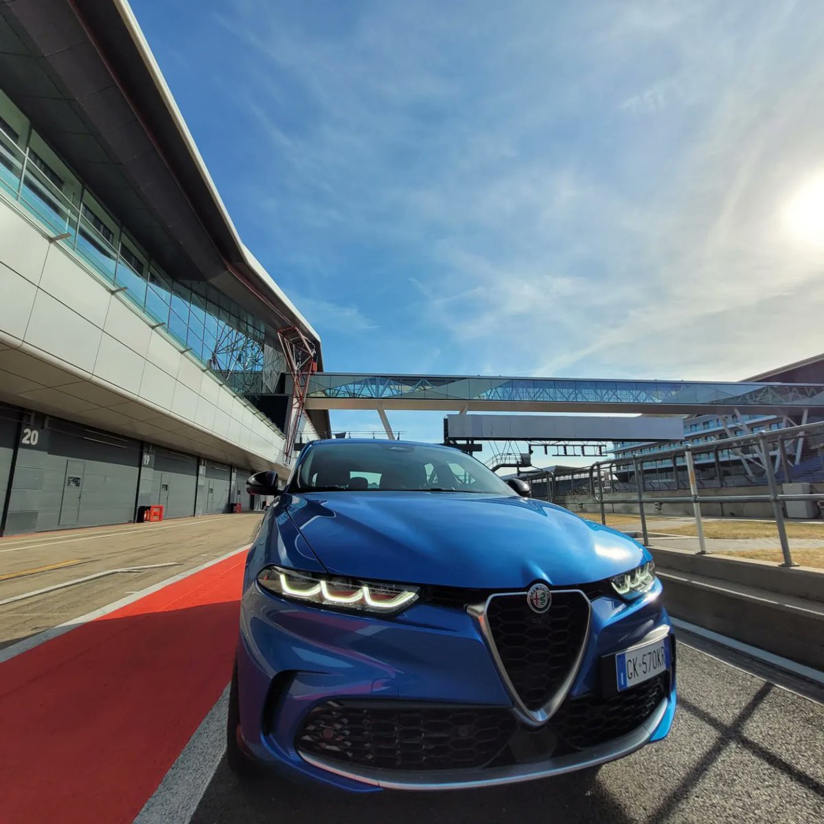 mclaren0260's tweet photo. Stunning
#alfaromeo #alfaromeotonale #prodrivers #tonale #previewfirst #hybrid #Italian #design #style https://t.co/afowAaxTaM