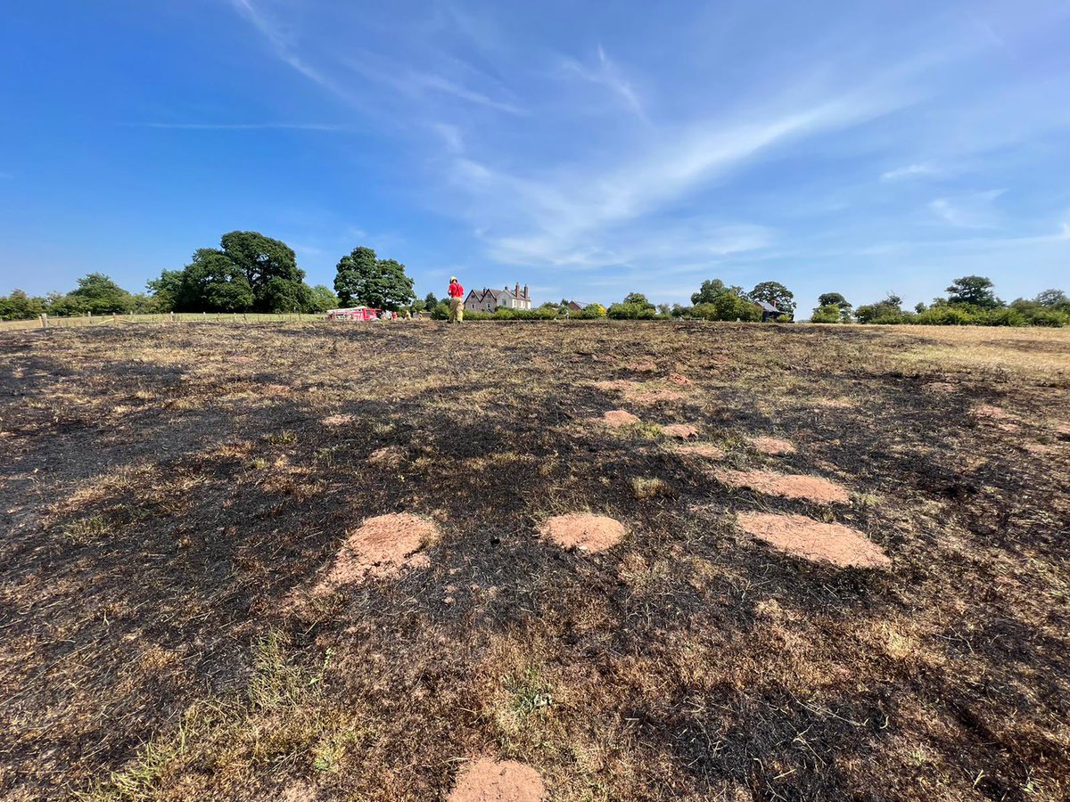 SFRS_MDrayton's tweet photo. INCIDENT π 4x4 Incident Support Unit mobilised at 13:18 Saturday to support @FireHodnet @SFRS_Wem at fire in the open at #Bletchley ππ₯ Fire involving area of grass and hedgerows π₯ Fire extinguished using 2 x HRJS and 1 x High Pressure Lance π¦ #WarmWork π¨π»βππ₯΅ #heatwaveuk https://t.co/Ikf6QSsZCa