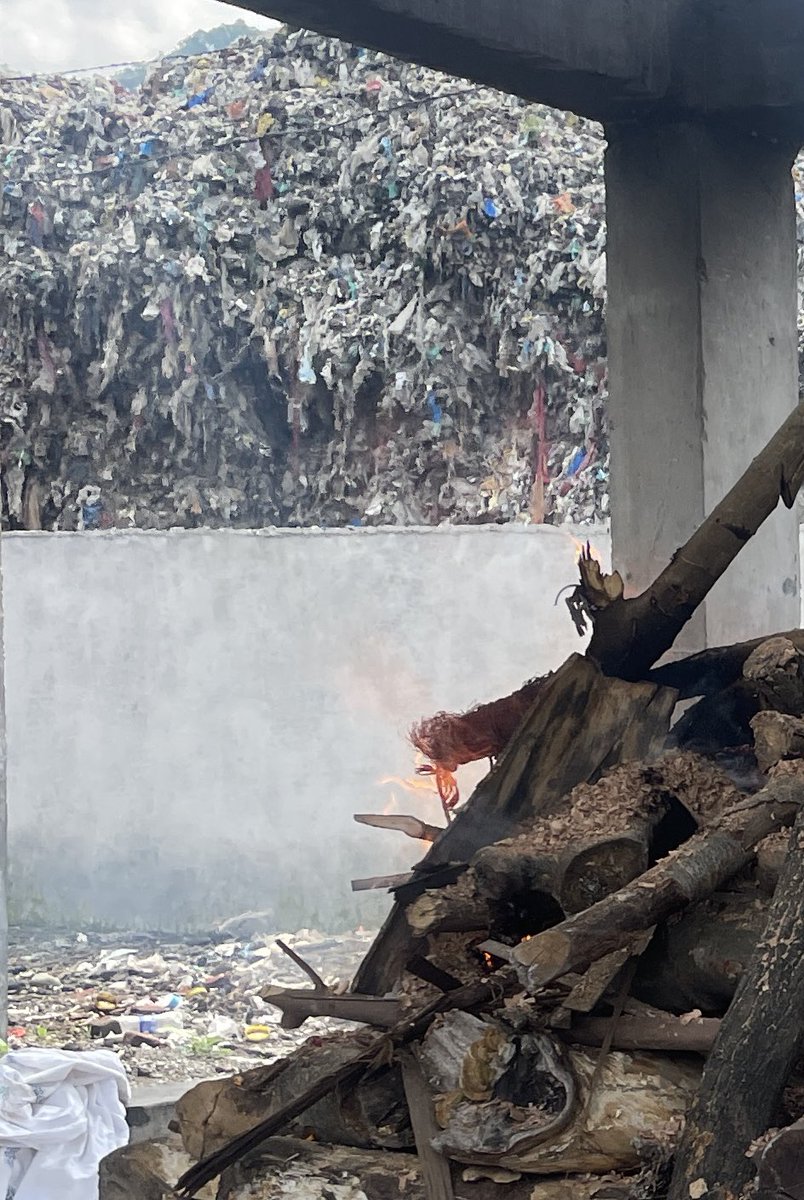rachnabisht9's tweet image. At the Kotdwar crematorium Muktidham, ultimate disrespect to the departed. A mountain of stinking town waste towers over burning pyres where many brave heroes were also given their final farewell. #pushkarsinghdhami #ritukhanduri #hemlatanegi