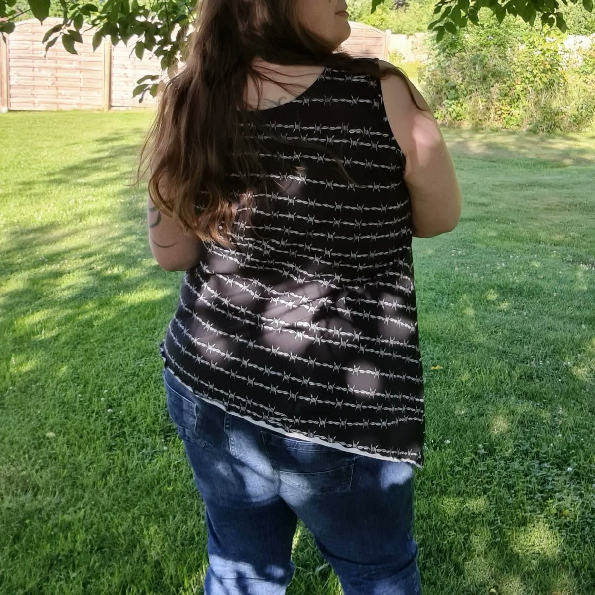 Sisi49402706's tweet photo. #neuesshirt #neuerstoff #neueliebe #neuesschnittmuster

❤️

Mein erstes #zipfelchen @manjipuh aus #stachelschön @zwergenschoen_official 

*hach*

#zipfelshirt #punkicorn #bambi #einhorn #stacheldraht #unicorn #barbwire #meddalleude #sommertop #handmadeclothing https://t.co/fluvyin5Xh