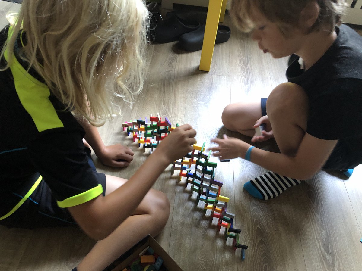 linniestwit's tweet photo. Serieus bouwwerk op de vroege zondagochtend #domino #dominochallenge #vrienden https://t.co/b6y08JLsaa