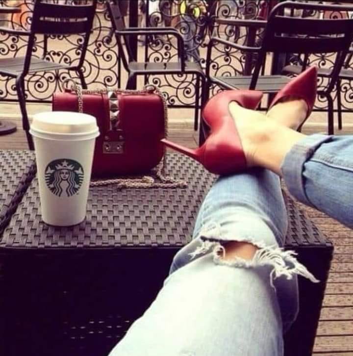 Una vez que te encuentras, ya no te pierdes por nadie...

Quiérete, quiérete como nadie te ha querido, cuando estés a solas, cuando vayas acompañada, cuando todo vaya bien o cuando todo vaya mal. Quiérete mucho. 

Y nunca dejes que nadie te quiera menos de lo que te quieres tú.