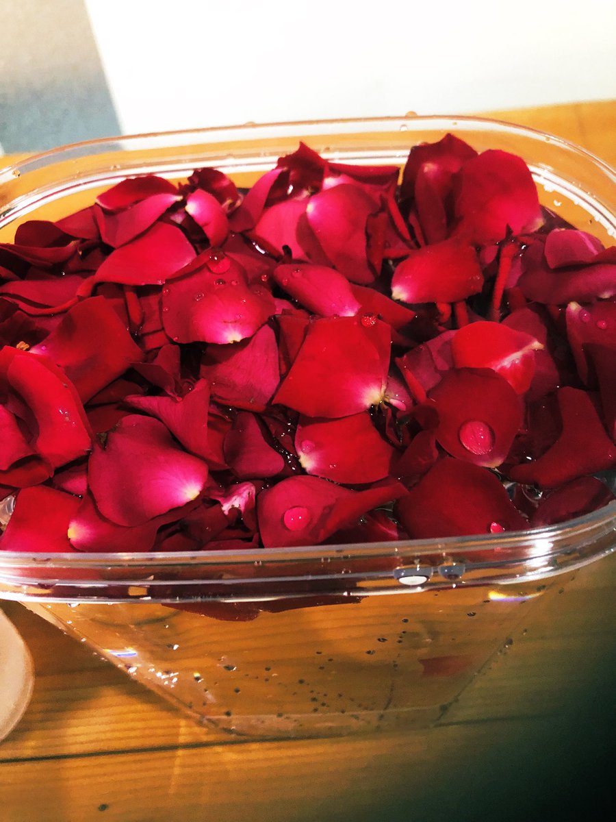 kajitsu_0701_'s tweet photo. 大須の果実なかき氷では、国産薔薇のデトックスウォーターを発売しました。

ふんだんに使った国産薔薇の花びらをミネラルウォータに一晩浸けて特製デトックスウォーターにしました。

そこに、シャリシャリかき氷を入れてキンキンに冷えた状態で提供させていただきます。

お試し価格400円です。 https://t.co/I0rPFriQxB