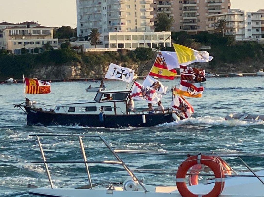 nyREBHCftfj5b0M's tweet photo. Algú sap què signifiquen aquestes banderes? Vistes ahir a la processó del Carme a Maó. @vexicat https://t.co/8ONwCAe00F