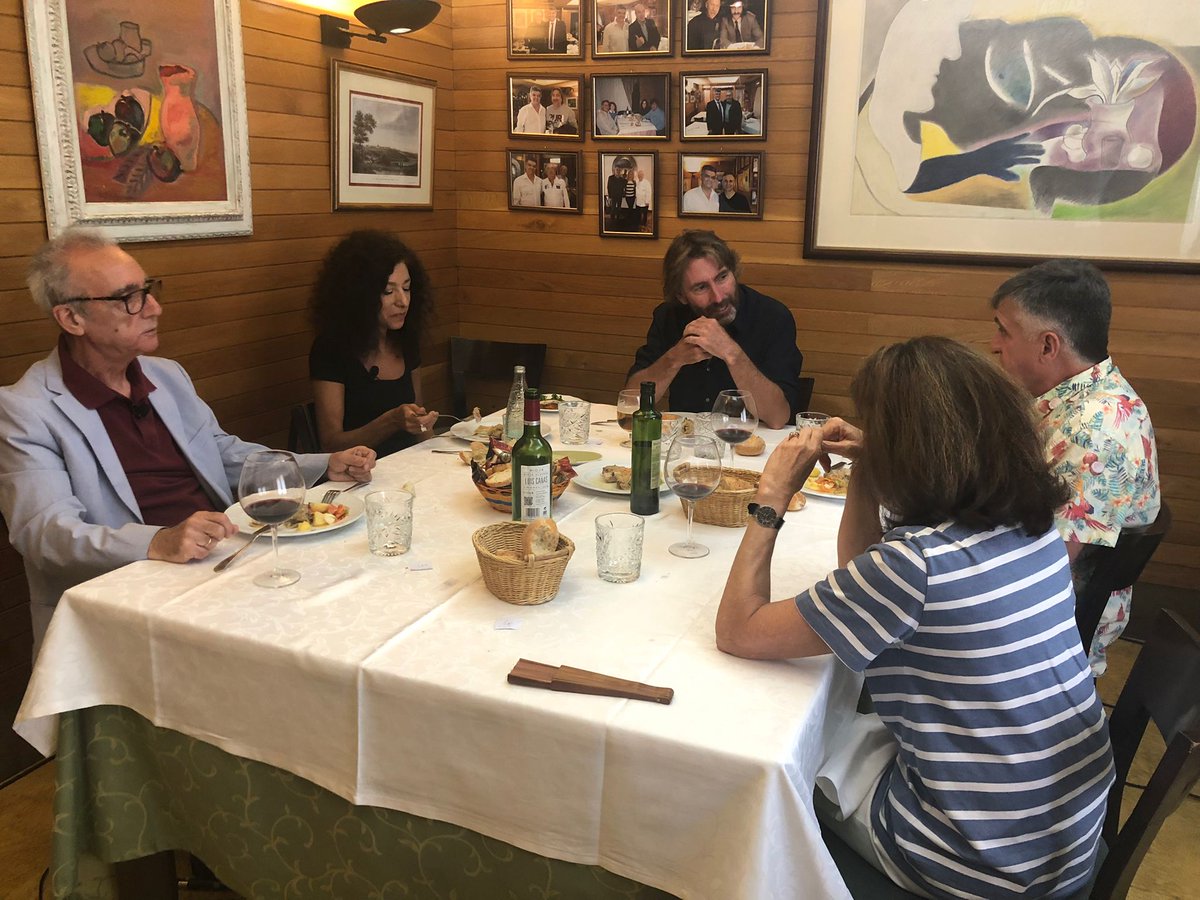 Avivir's tweet photo. Ana Belén se ha pasado toda la vida delante de una cámara. El público que la ha acompañado todo este tiempo le devuelve un reflejo que no sabe cuándo ha empezado a asumir porque, coincide Millás, “nos cuesta reconocer la imagen que tenemos de nosotros”

https://t.co/1CrysOhlmx https://t.co/824FF8k8fs