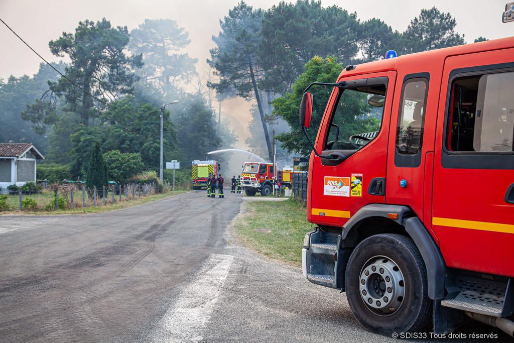 #Gironde | On comptabilise aujourd’hui 10500 ha brûlés : 
➡️7100 à #Landiras
➡️ 3400 à #LaTesteDeBuch.
Plusieurs reprises de 🔥 cette nuit menaçant des points sensibles comme les campings proches du #Pilat.