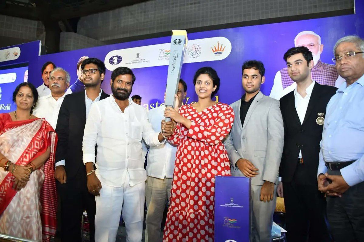 IndiaSports's tweet photo. 1st ever #ChessOlympiadTorchRelay   reaches HYDERABAD.  

Hon'ble Minister of Sports &amp; Youth Services, Govt of Telangana, @VSrinivasGoud receives the Torch from Grandmasters (GM) @HarikaDronavali &amp; @ArjunErigaisi. 

#India4ChessOlympiad
#AmritMahotsav https://t.co/U0F9fTa5lq
