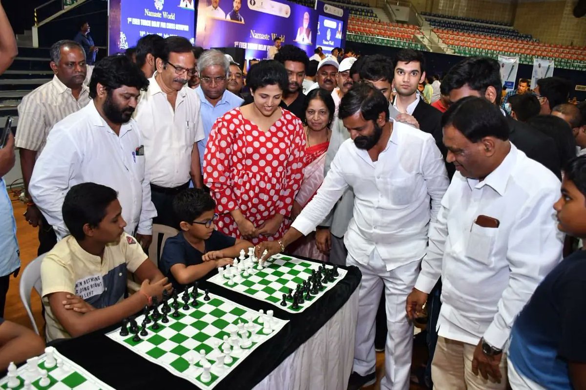 IndiaSports's tweet photo. 1st ever #ChessOlympiadTorchRelay   reaches HYDERABAD.  

Hon'ble Minister of Sports &amp; Youth Services, Govt of Telangana, @VSrinivasGoud receives the Torch from Grandmasters (GM) @HarikaDronavali &amp; @ArjunErigaisi. 

#India4ChessOlympiad
#AmritMahotsav https://t.co/U0F9fTa5lq
