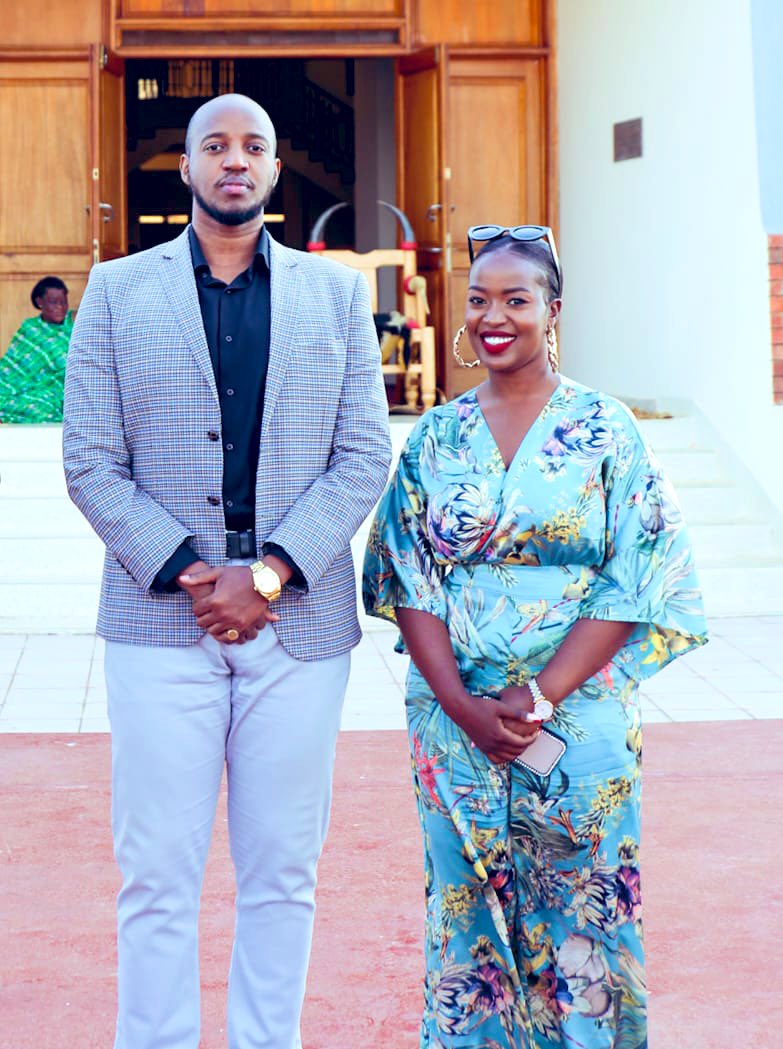 @ubctvuganda's @SharonKyomugis2 shares photo moment with His Royal Majesty Dr. @KingOyoOfficial, The reigning King of Tooro at Karuziika Palace.

#TooroKokasemera
#TooroburungiButoonya
#Tooroburungibuliza