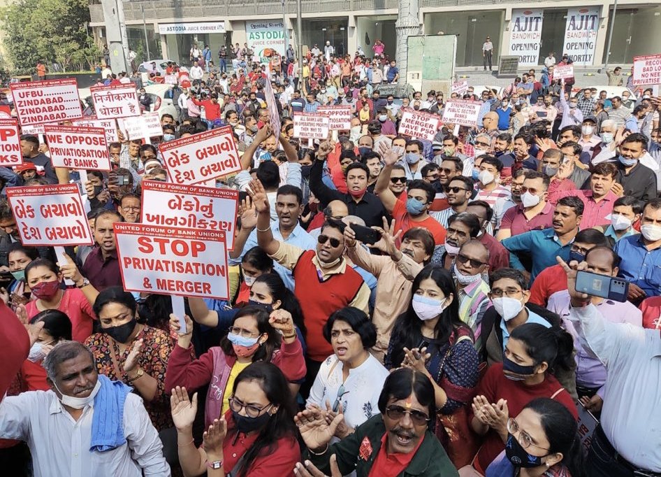 AskMrAltaf's tweet photo. Pre Independence🇮🇳 1935-47, 
➡️900 Private Banks Failed,

Post Independence🇮🇳 1947-69, 
➡️665 Private Banks Failed,

In 1969, Govt nationalized Banks in Public Interest. After that 37 Private Banks were saved by Public Banks.

#PublicBanksNotForSale https://t.co/5qQ5Kg9Q13