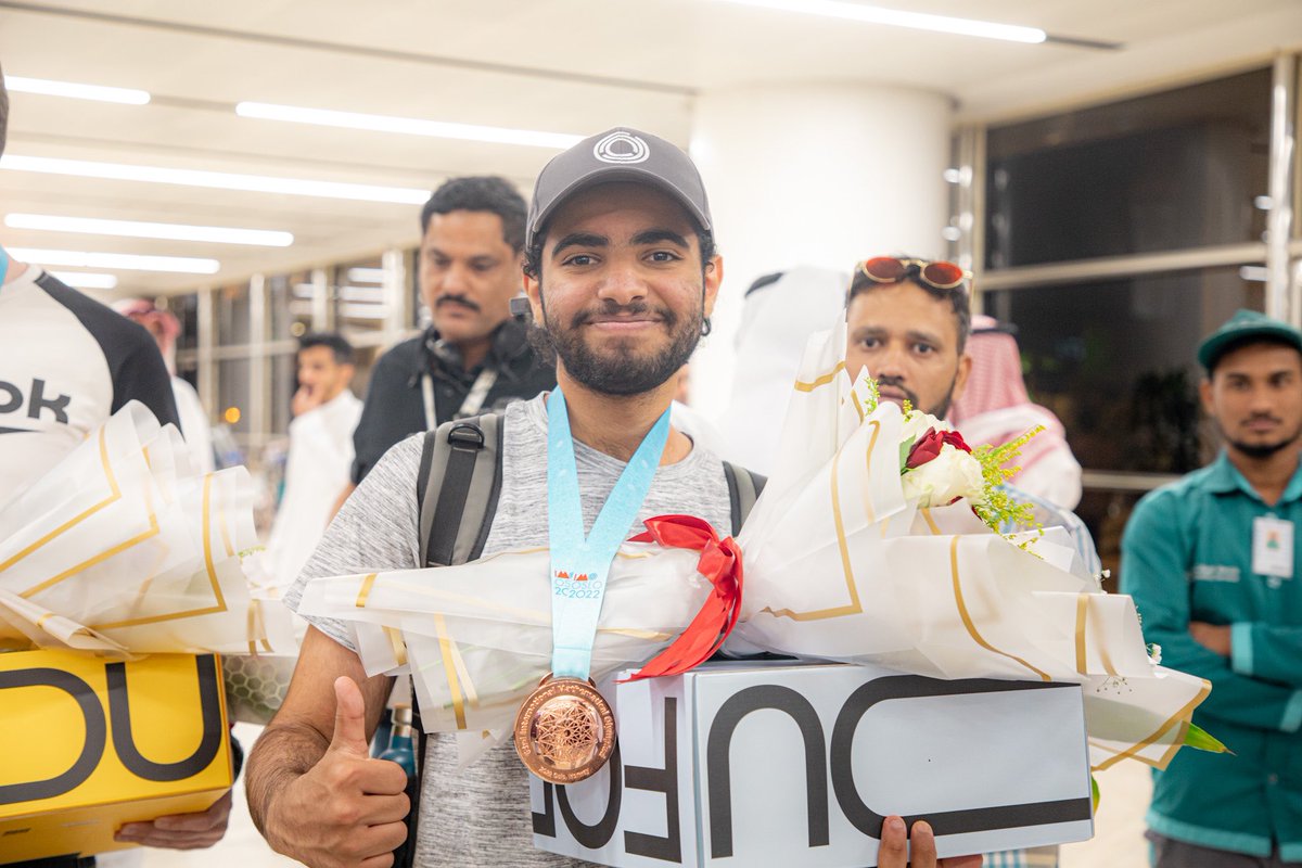 moe_gov_sa's tweet photo. استقبال طلبة تعليم المملكة من #المنتخب_السعودي_للرياضيات خلال وصولهم إلى مطار الملك خالد الدولي بالرياض؛ بعد تحقيقهم 6 ميداليات في #أولمبياد_الرياضيات_الدولي 2022 المُقام بالنرويج، بالشراكة مع @mawhiba https://t.co/pNsPwZL5v2