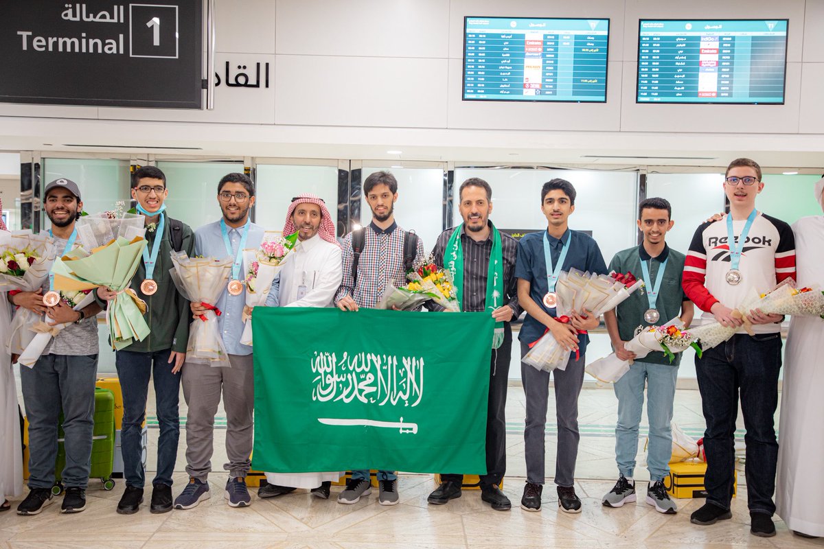 moe_gov_sa's tweet photo. استقبال طلبة تعليم المملكة من #المنتخب_السعودي_للرياضيات خلال وصولهم إلى مطار الملك خالد الدولي بالرياض؛ بعد تحقيقهم 6 ميداليات في #أولمبياد_الرياضيات_الدولي 2022 المُقام بالنرويج، بالشراكة مع @mawhiba https://t.co/pNsPwZL5v2