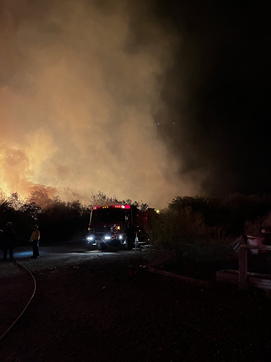 azstateforestry's tweet photo. Update to #BigSandyFire: Est. 150 acres w/very active fire behavior. Fire burning in dense vegetation w/n Big Sandy Wash, near #Wikieup. Multiple structures threatened & 20 people evacuated. Add’l resources ordered for morning, incl. Hotshot Crew. #AZForestry #AZFire https://t.co/ZcJifGFL50