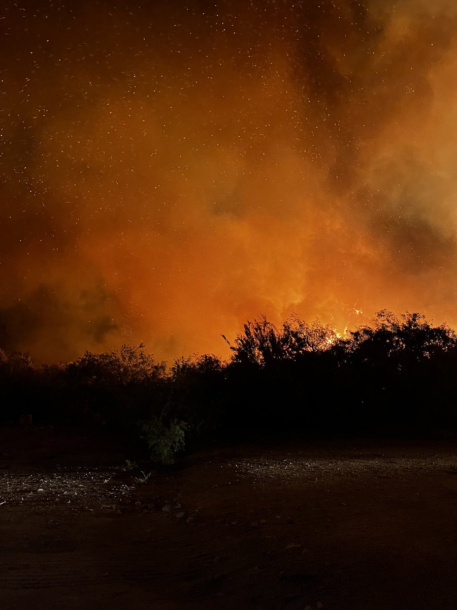 azstateforestry's tweet photo. Update to #BigSandyFire: Est. 150 acres w/very active fire behavior. Fire burning in dense vegetation w/n Big Sandy Wash, near #Wikieup. Multiple structures threatened & 20 people evacuated. Add’l resources ordered for morning, incl. Hotshot Crew. #AZForestry #AZFire https://t.co/ZcJifGFL50