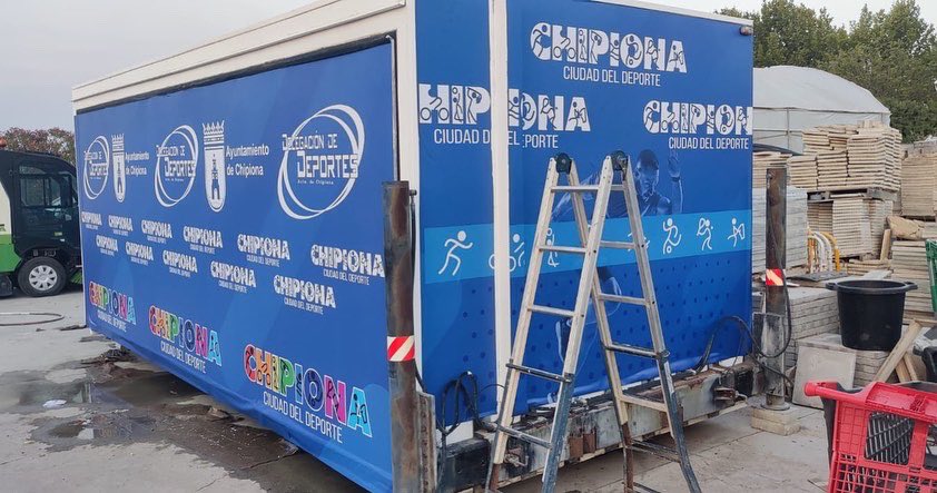 Antes y después del nuestro trabajo de rotulación en gran formato para <a href="/aytochipiona/">Ayto. de Chipiona</a> Renovación integral de caracola para Chipiona ciudad del Deporte. ¡Gracias por contar con nosotros!