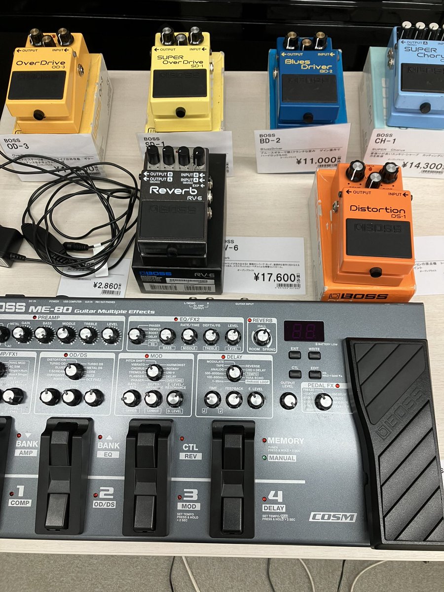 IzGuitar's tweet photo. 今日はBOSSの試奏大会でした。こんなん遊んで全然レッスンにならん笑
#BOSS #BossEffector #effectpedals https://t.co/6Vlso4l45E