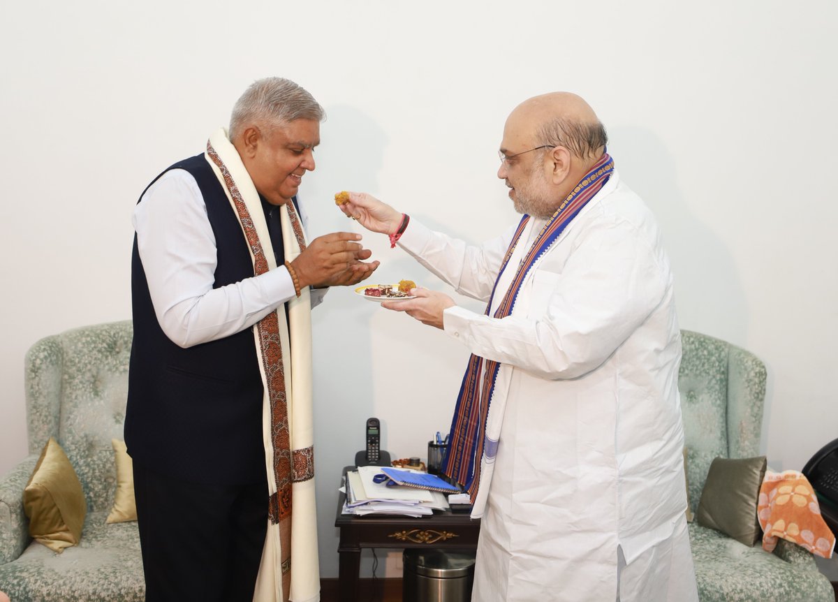 श्री <a href="/jdhankhar1/">Pawan choudhary</a> जी को NDA के उपराष्ट्रपति पद का प्रत्याशी चुने जाने पर मुँह मीठा कराकर बधाई दी।

साधारण किसान परिवार में जन्में धनखड़ जी का जीवन जनकल्याण व समाज के उत्थान को समर्पित रहा।

मुझे विश्वास है कि जमीनी समस्याओं पर उनकी समझ व संवैधानिक ज्ञान का देश को बड़ा लाभ मिलेगा।