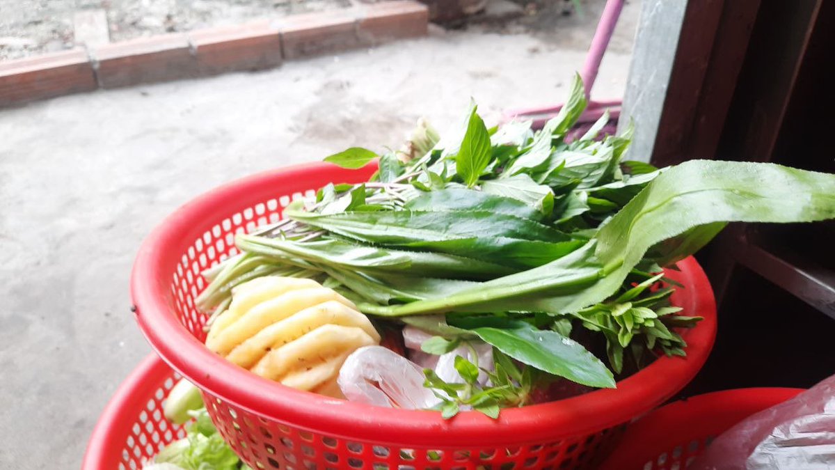 LocalsDine's tweet photo. Guess what these ingredients are for?  It’s a common Cambodian soup. #cookingclass #siemreap #dinewiththelocals https://t.co/2CWU93L72F