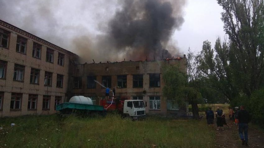 В Соледаре люди самостоятельно тушат пожары в городе. Больше фото t.me/ilovekramatorsk