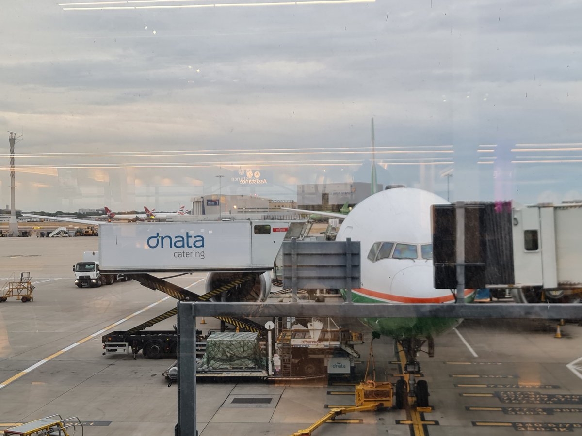 soyoso's tweet photo. Thread  รีวิว Premium Economy EVA Air (ชื่อเค้า = อีวีเอ แอร์นะ ไม่ใช่อีว่า) ลอนดอน-กทม.เหตุที่ทำรีวิวไฟลท์นี้เพราะเป็นไฟลท์ล่าสุดที่พี่ได้ตั๋วลอนดอน-กทม.ตอนที่โดนแคนเซิลไฟลท์มา เลยทำรีวิวให้เค้าหน่อย  
#พี่โยพาเที่ยว #พี่โยพาบิน https://t.co/SdSo8AgvcS