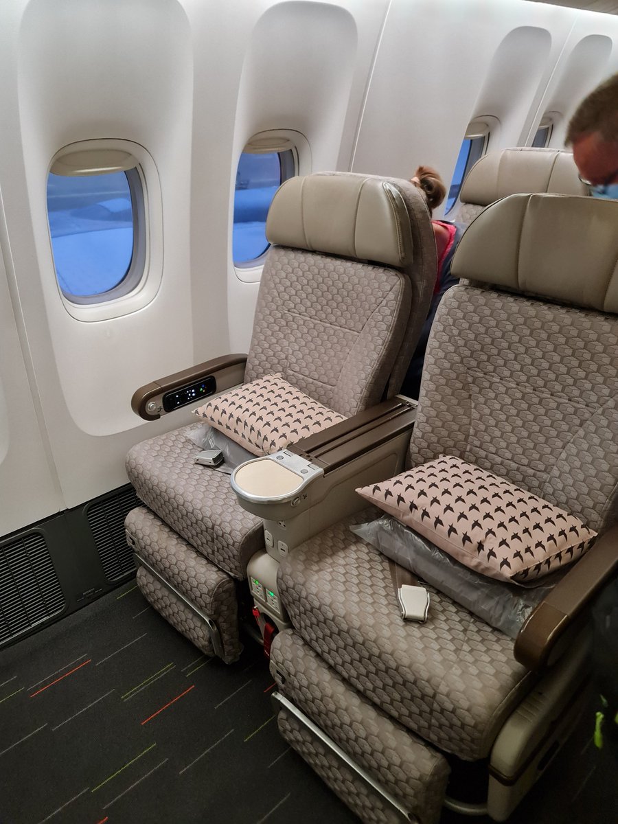 soyoso's tweet photo. Thread  รีวิว Premium Economy EVA Air (ชื่อเค้า = อีวีเอ แอร์นะ ไม่ใช่อีว่า) ลอนดอน-กทม.เหตุที่ทำรีวิวไฟลท์นี้เพราะเป็นไฟลท์ล่าสุดที่พี่ได้ตั๋วลอนดอน-กทม.ตอนที่โดนแคนเซิลไฟลท์มา เลยทำรีวิวให้เค้าหน่อย  
#พี่โยพาเที่ยว #พี่โยพาบิน https://t.co/SdSo8AgvcS