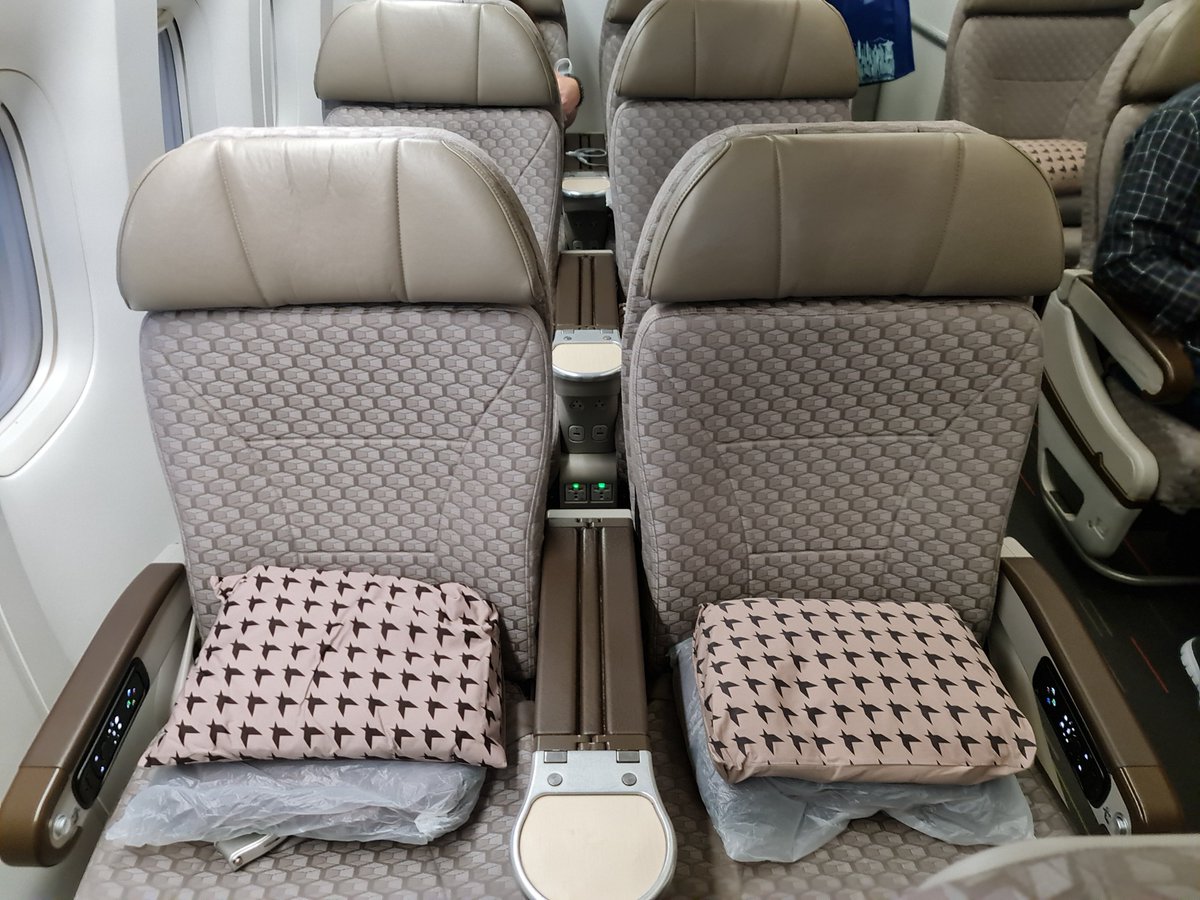soyoso's tweet photo. Thread  รีวิว Premium Economy EVA Air (ชื่อเค้า = อีวีเอ แอร์นะ ไม่ใช่อีว่า) ลอนดอน-กทม.เหตุที่ทำรีวิวไฟลท์นี้เพราะเป็นไฟลท์ล่าสุดที่พี่ได้ตั๋วลอนดอน-กทม.ตอนที่โดนแคนเซิลไฟลท์มา เลยทำรีวิวให้เค้าหน่อย  
#พี่โยพาเที่ยว #พี่โยพาบิน https://t.co/SdSo8AgvcS