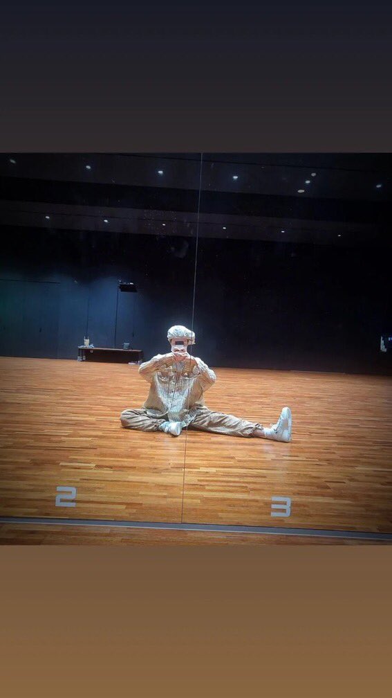Dancing4Life_HG's tweet photo. In between listening to #jhope_Arson, #jhope_MORE & songs from #JackInTheBox_Jhope, there’s always time to admire how well j-hope maintains his enviable & desirable flexibility!
#jhope #dancerthings #flexibility @BTS_twt https://t.co/N9F7sYlguD