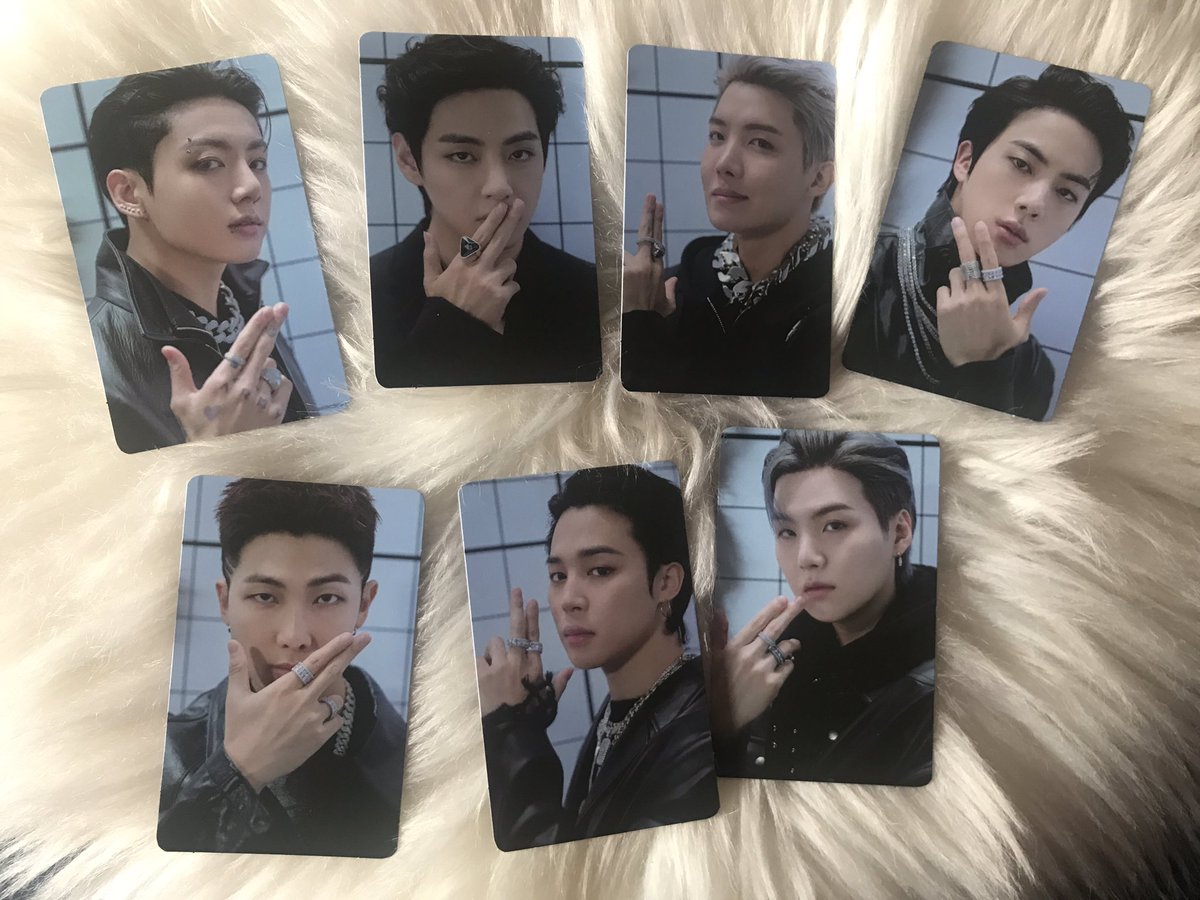 PinkpeachGO's tweet photo. Admin Personal WTS | Help rt! 

> RM45 for Standard PC set
> RM25 for Jhope standard PC
> price exc postage

JNT RM7 EM | RM14 WM

#pasarbts @BTSMarketMY @pasarBTS @kpopsellingmy_  @kpoptrades_my https://t.co/2lxzU78ETo
